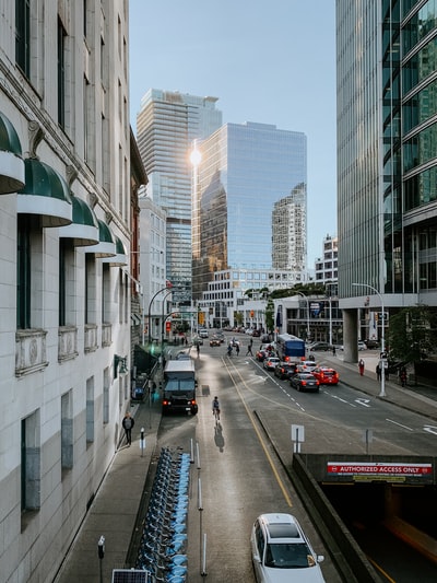 车辆在道路附近的建筑物
